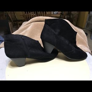 $10 SALE Black faux suede 12W avenue ankle boots
